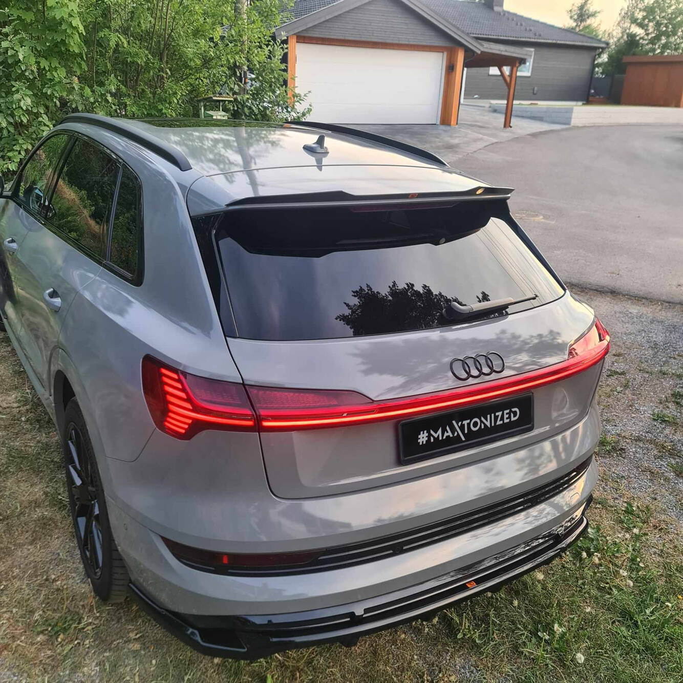 Mittlerer Cup Diffusor DTM Look Heck Ansatz für Audi e-Tron S-Line schwarz Hochglanz