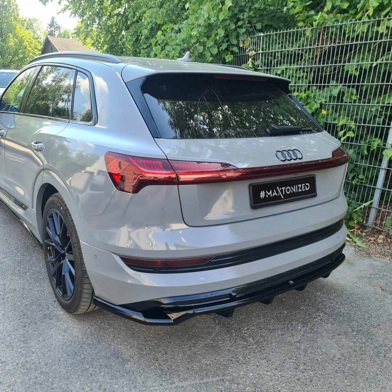 Mittlerer Cup Diffusor DTM Look Heck Ansatz für Audi e-Tron S-Line schwarz Hochglanz