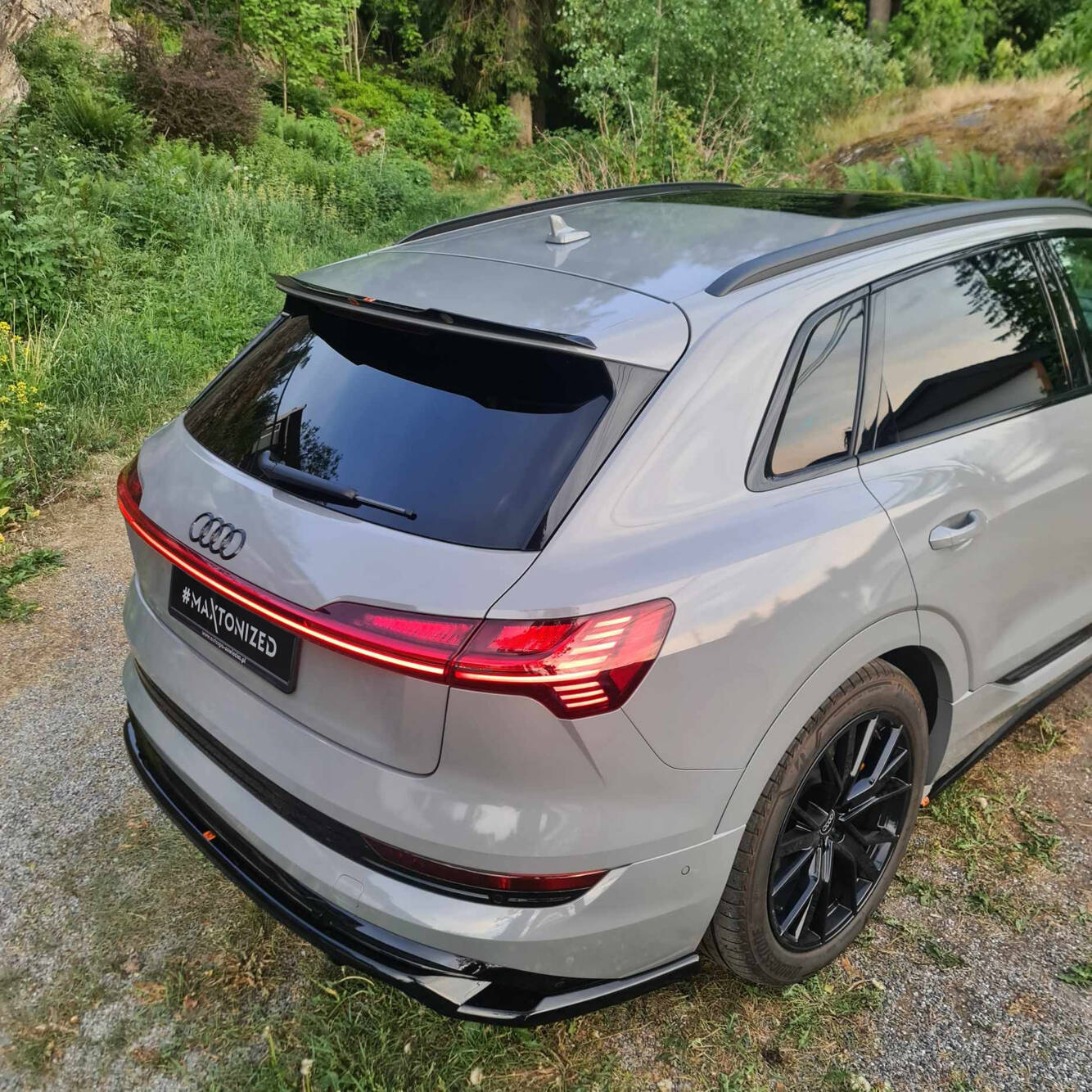 Mittlerer Cup Diffusor DTM Look Heck Ansatz für Audi e-Tron S-Line schwarz Hochglanz