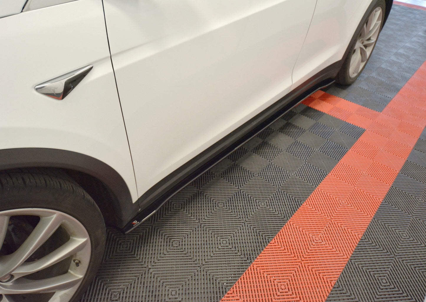 Seitenschweller Ansatz V.2 für TESLA MODEL X schwarz Hochglanz