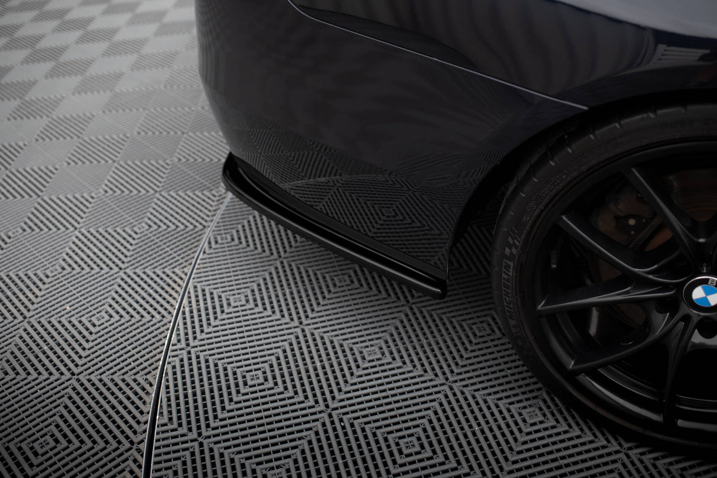 Heck Ansatz Flaps Diffusor für BMW 5er F11 M Paket (mit zwei Einzel Endstücken) schwarz Hochglanz