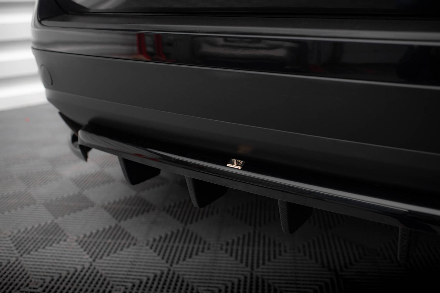 Mittlerer Cup Diffusor DTM Look Heck Ansatz für VW Touareg Mk2 schwarz Hochglanz