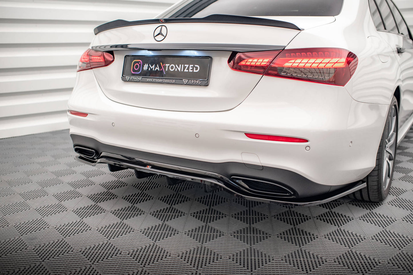 Mittlerer Cup Diffusor DTM Look Heck Ansatz für Mercedes-Benz E AMG-Line Limousine W213 Facelift schwarz Hochglanz