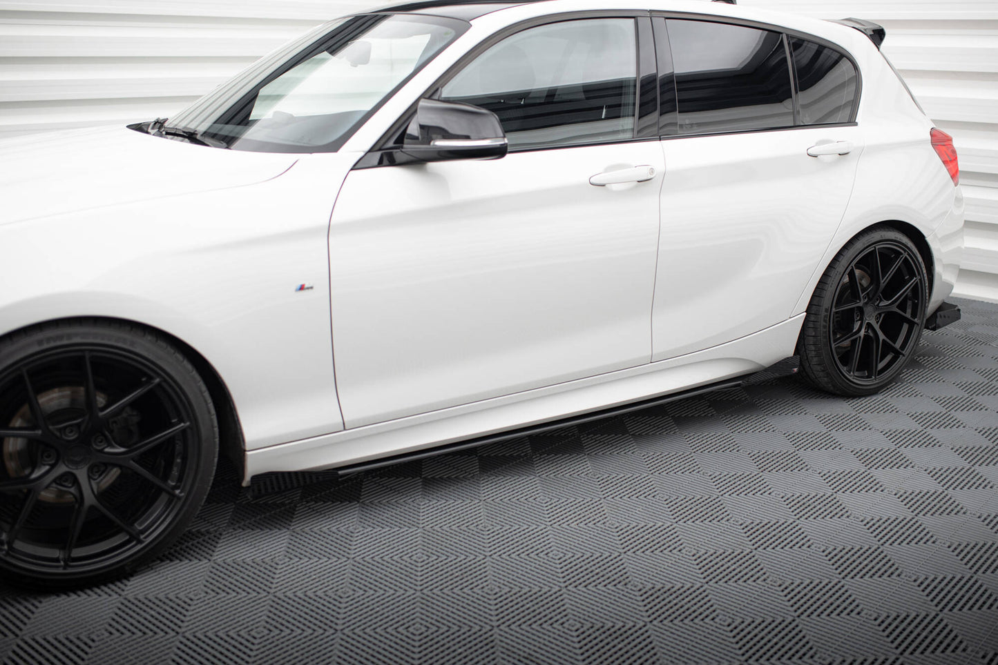 Street Pro Seitenschweller Ansatz V.2 für + Flaps für BMW 1er F20 M135i / M140i / M-Paket schwarz Hochglanz