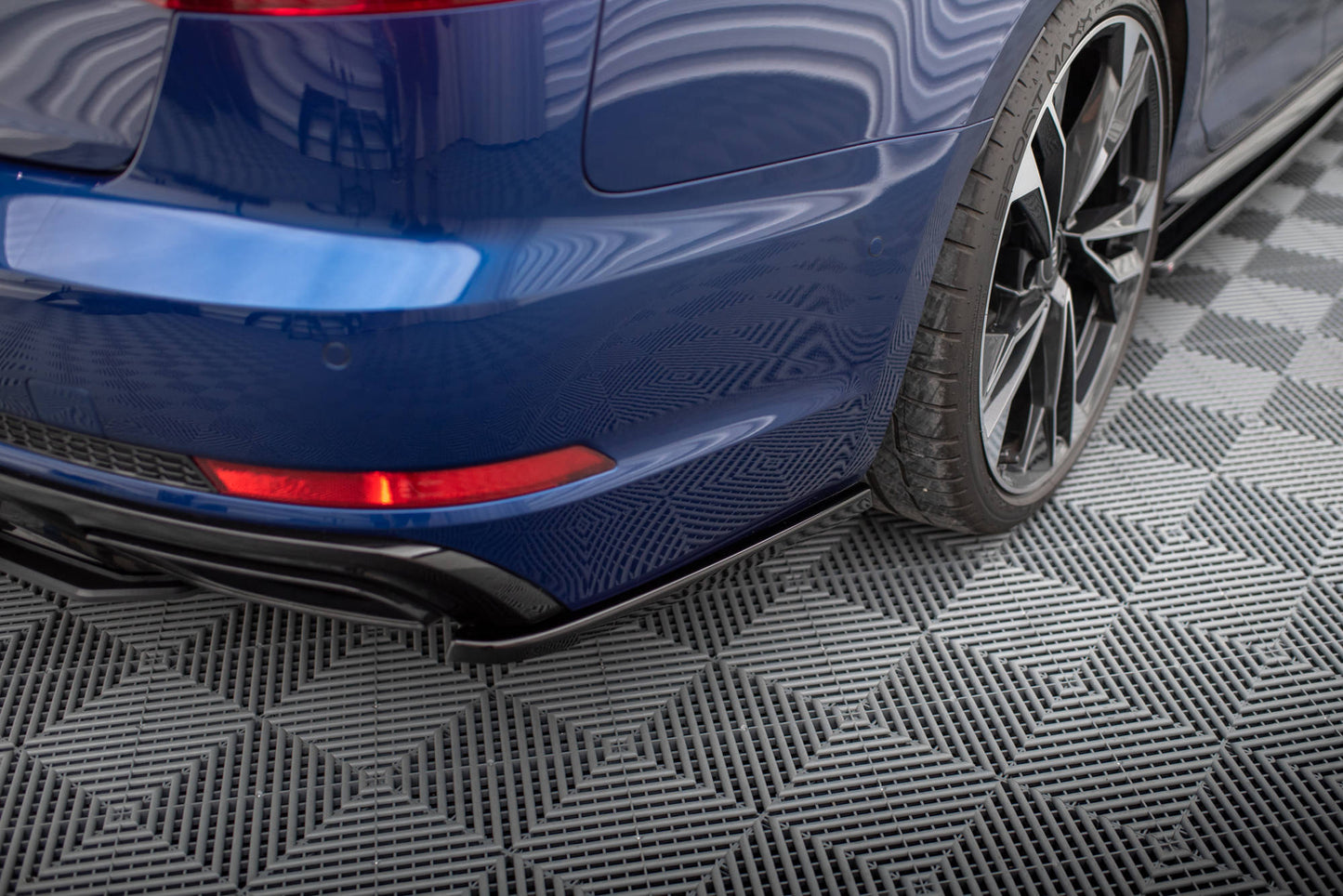 Heck Ansatz Flaps Diffusor für Audi A4 Competition B9 schwarz Hochglanz