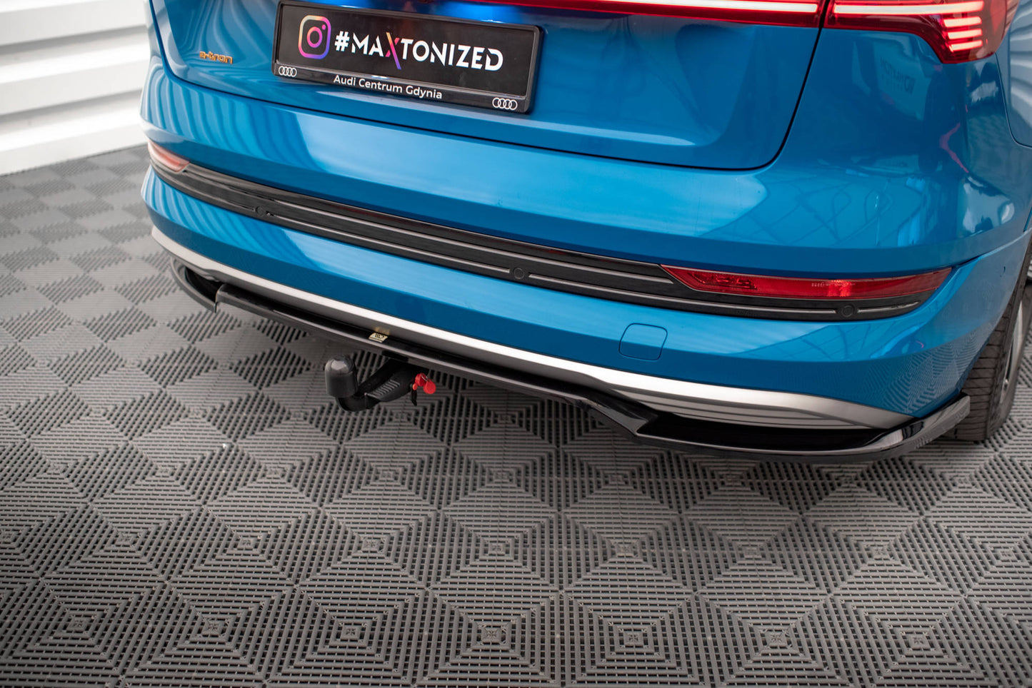Mittlerer Cup Diffusor DTM Look Heck Ansatz für Audi e-tron schwarz Hochglanz