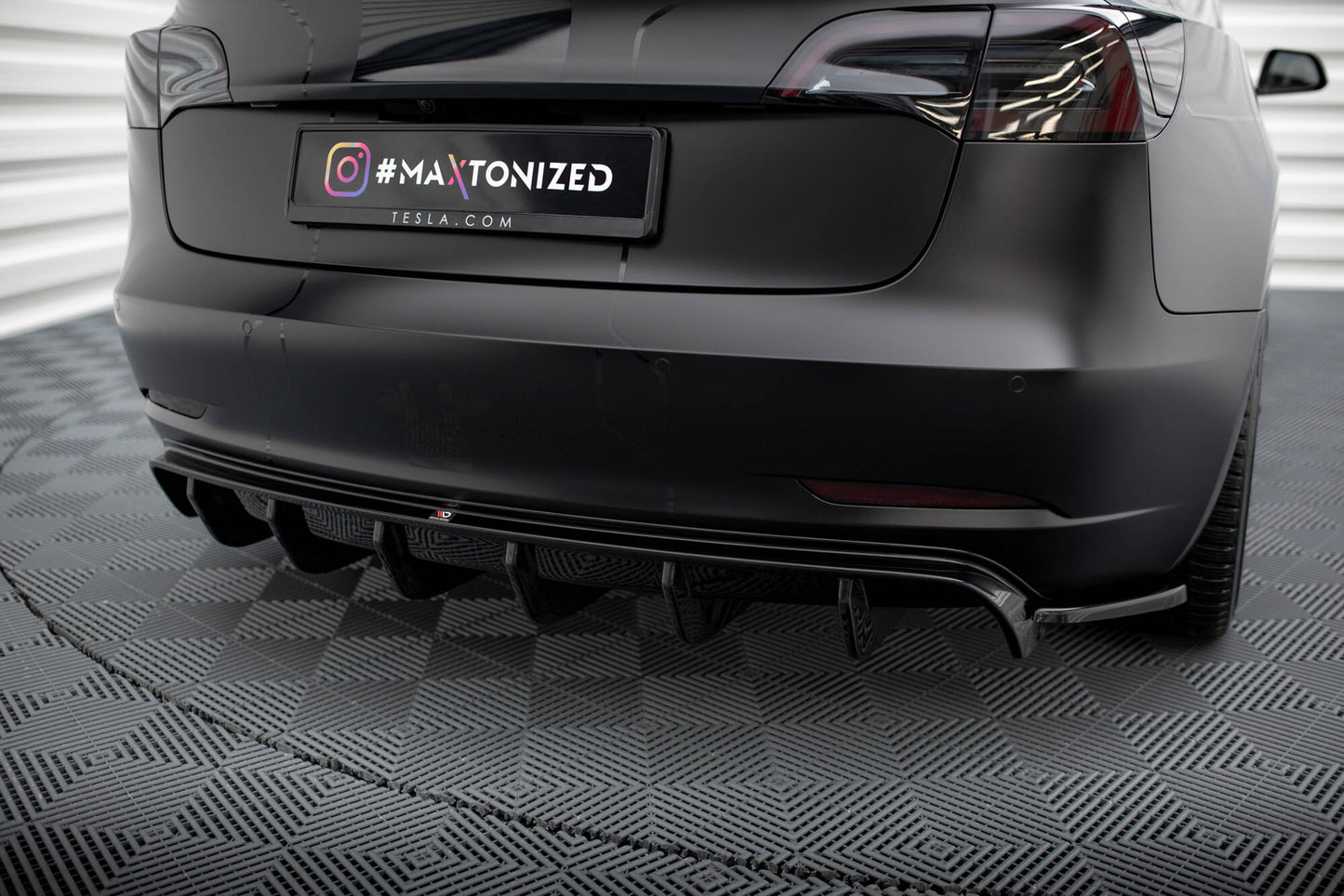 Diffusor Heck Ansatz V.2 für Tesla Model 3 schwarz Hochglanz