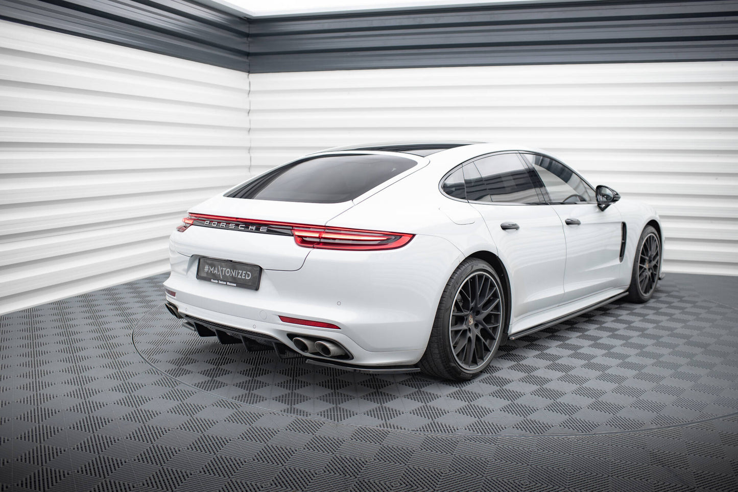 Diffusor Heck Ansatz für Porsche Panamera GTS 971 schwarz Hochglanz