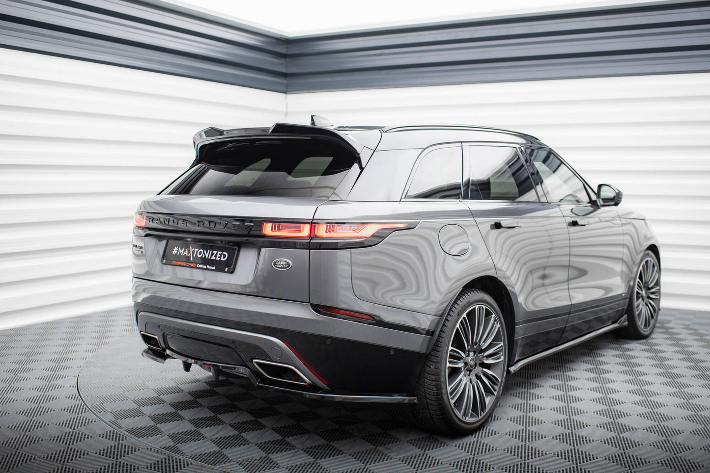 Mittlerer Cup Diffusor DTM Look Heck Ansatz für V.1 Land Rover Range Rover Velar R-Dynamic Mk1 schwarz Hochglanz