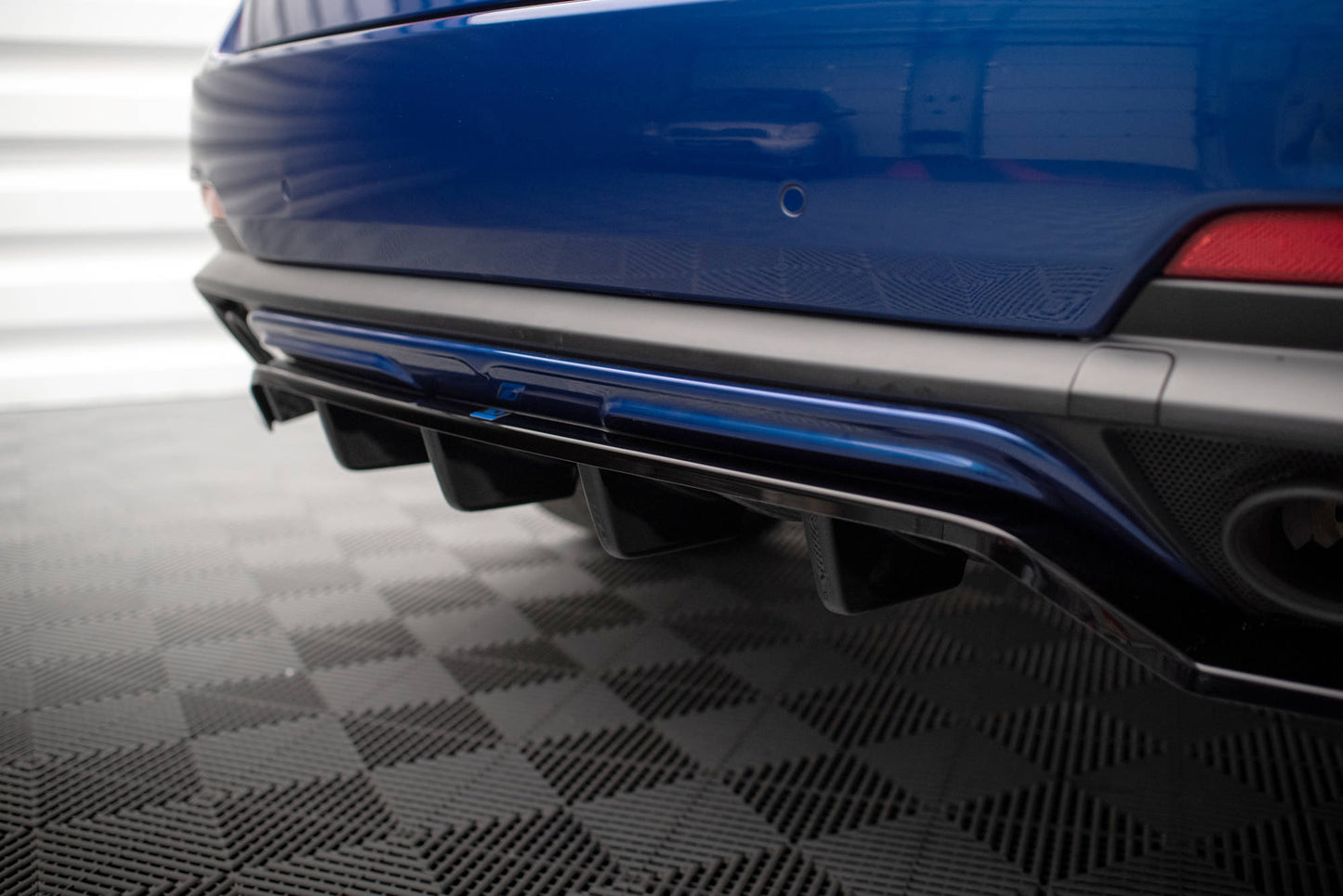 Mittlerer Cup Diffusor DTM Look Heck Ansatz für Maserati Levante GTS Mk1 schwarz Hochglanz