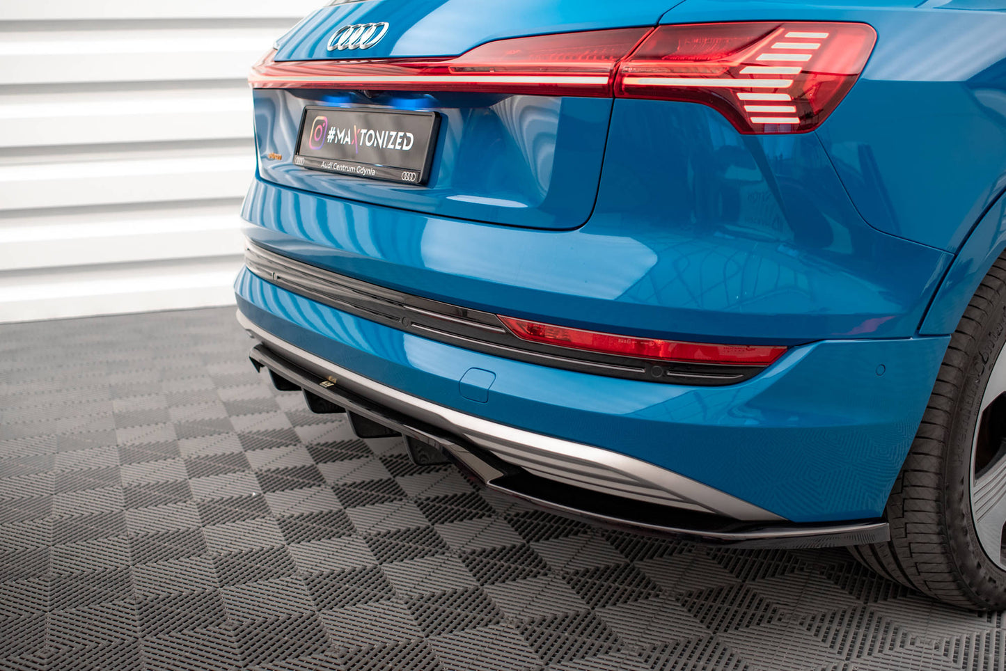 Mittlerer Cup Diffusor DTM Look Heck Ansatz für Audi e-tron schwarz Hochglanz