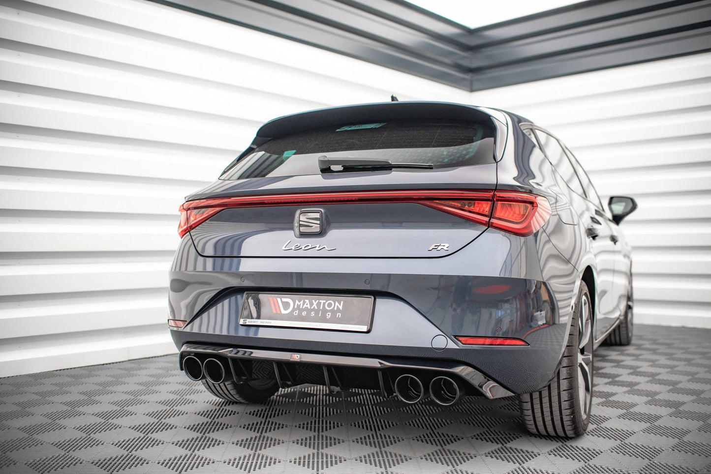 Diffusor Heck Ansatz + Endrohre für Seat Leon FR Hatchback Mk4