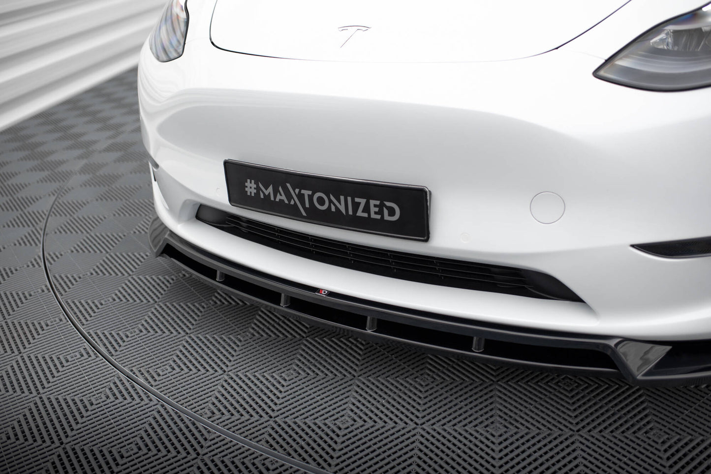 Front Ansatz V.2 für Tesla Model Y schwarz Hochglanz