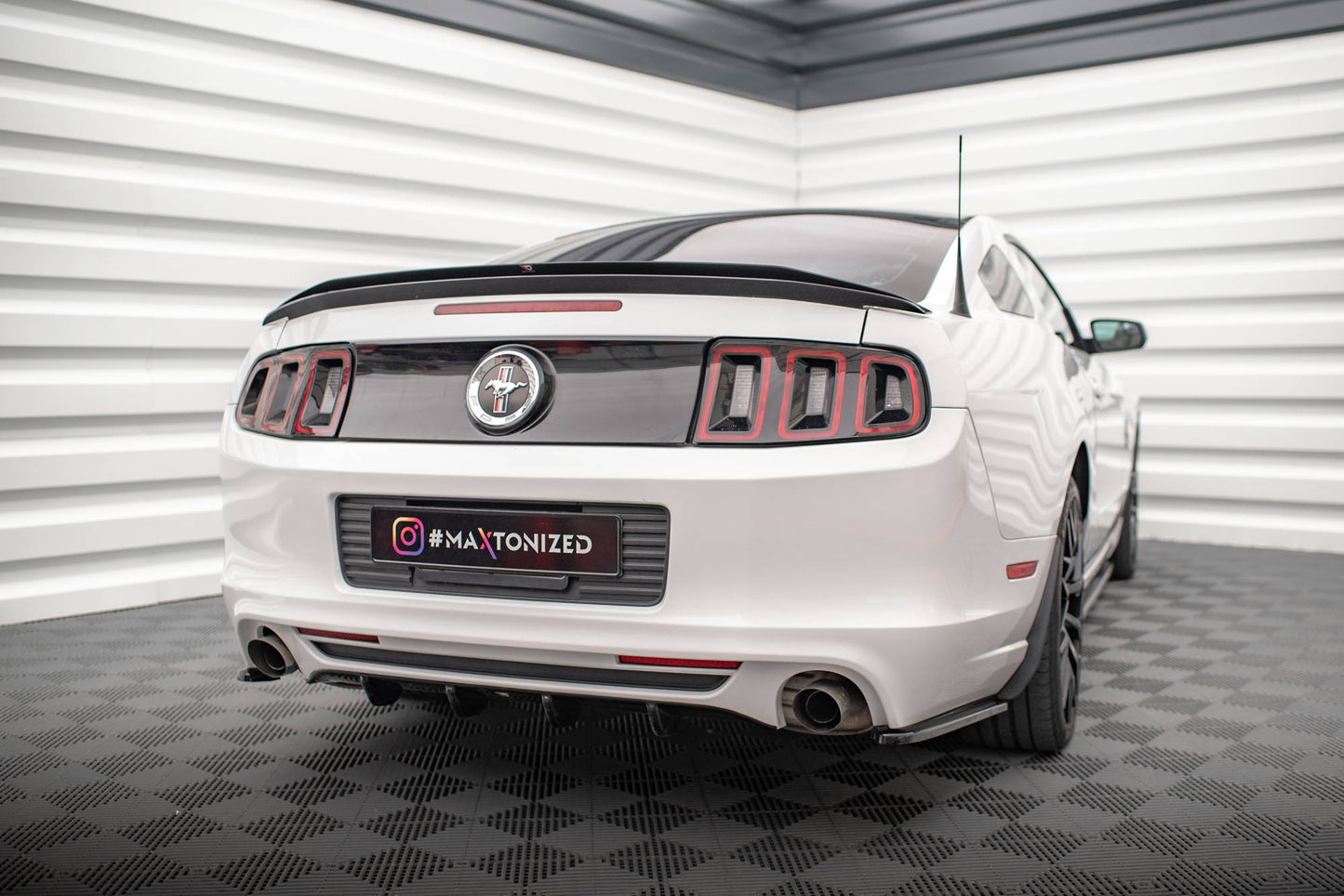 Diffusor Heck Ansatz für Ford Mustang Mk5 Facelift schwarz Hochglanz