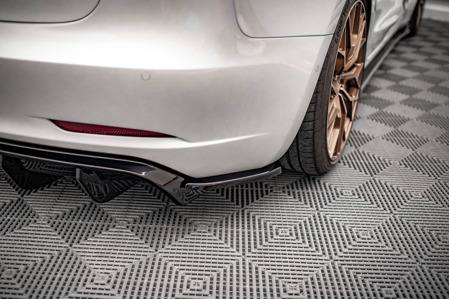 Heck Ansatz Flaps Diffusor V.2 für Tesla Model 3 schwarz Hochglanz