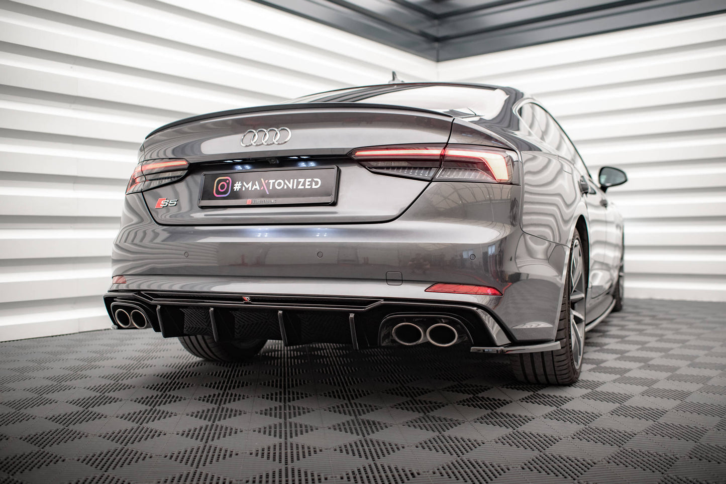 Heck Ansatz Flaps Diffusor für Audi S5 Coupe / Sportback F5 schwarz Hochglanz