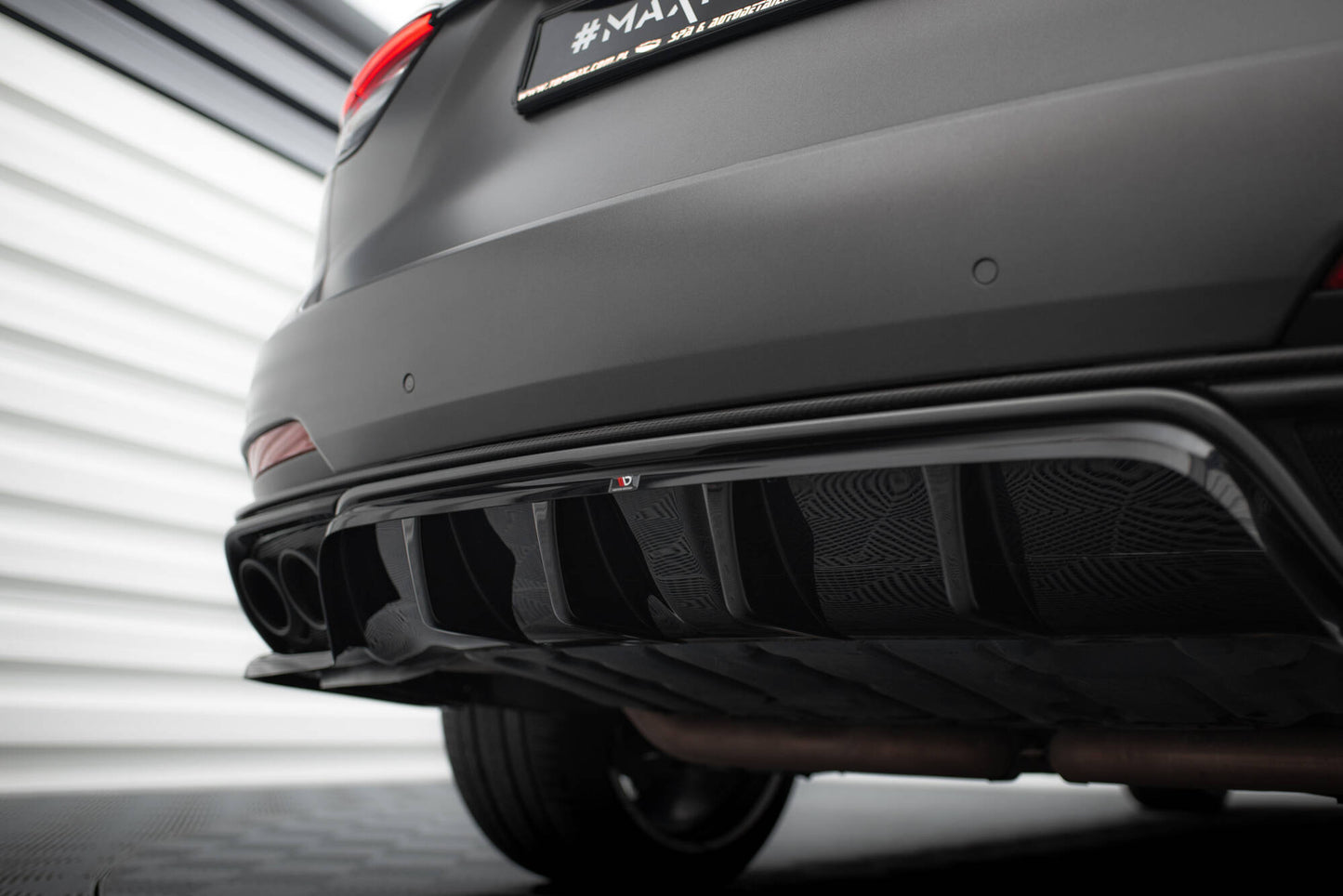 Mittlerer Cup Diffusor DTM Look Heck Ansatz für Maserati Levante Trofeo Mk1 schwarz Hochglanz