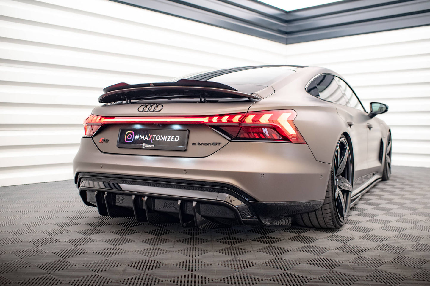 Diffusor Heck Ansatz für Audi e-Tron GT / RS GT Mk1 schwarz Hochglanz