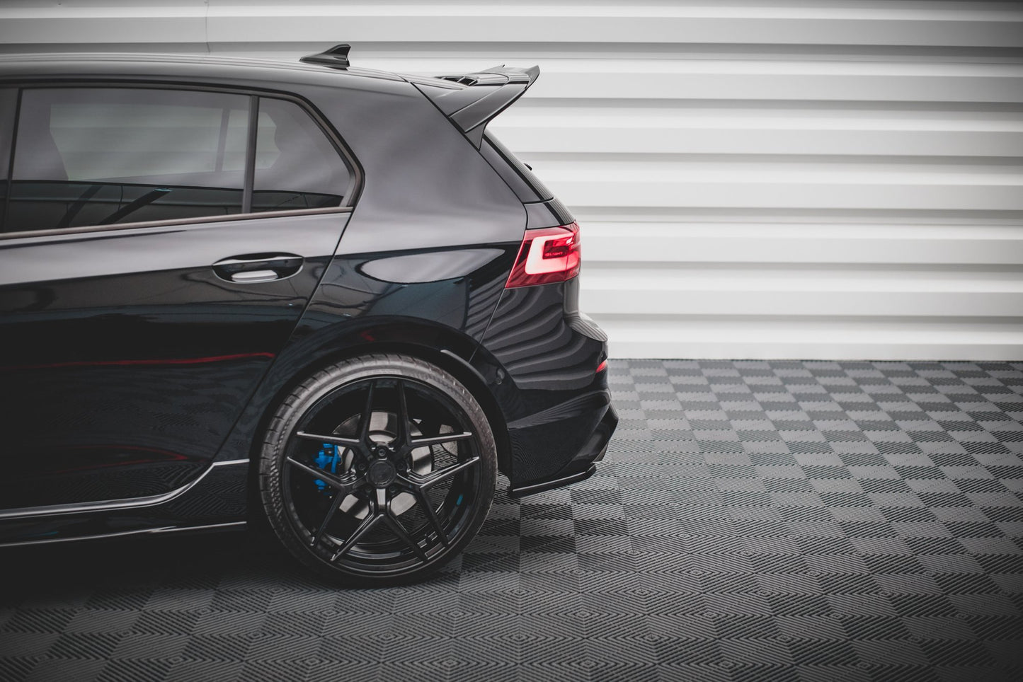 Heck Ansatz Flaps Diffusor V.1 für VW Golf R Mk8 Facelift schwarz Hochglanz