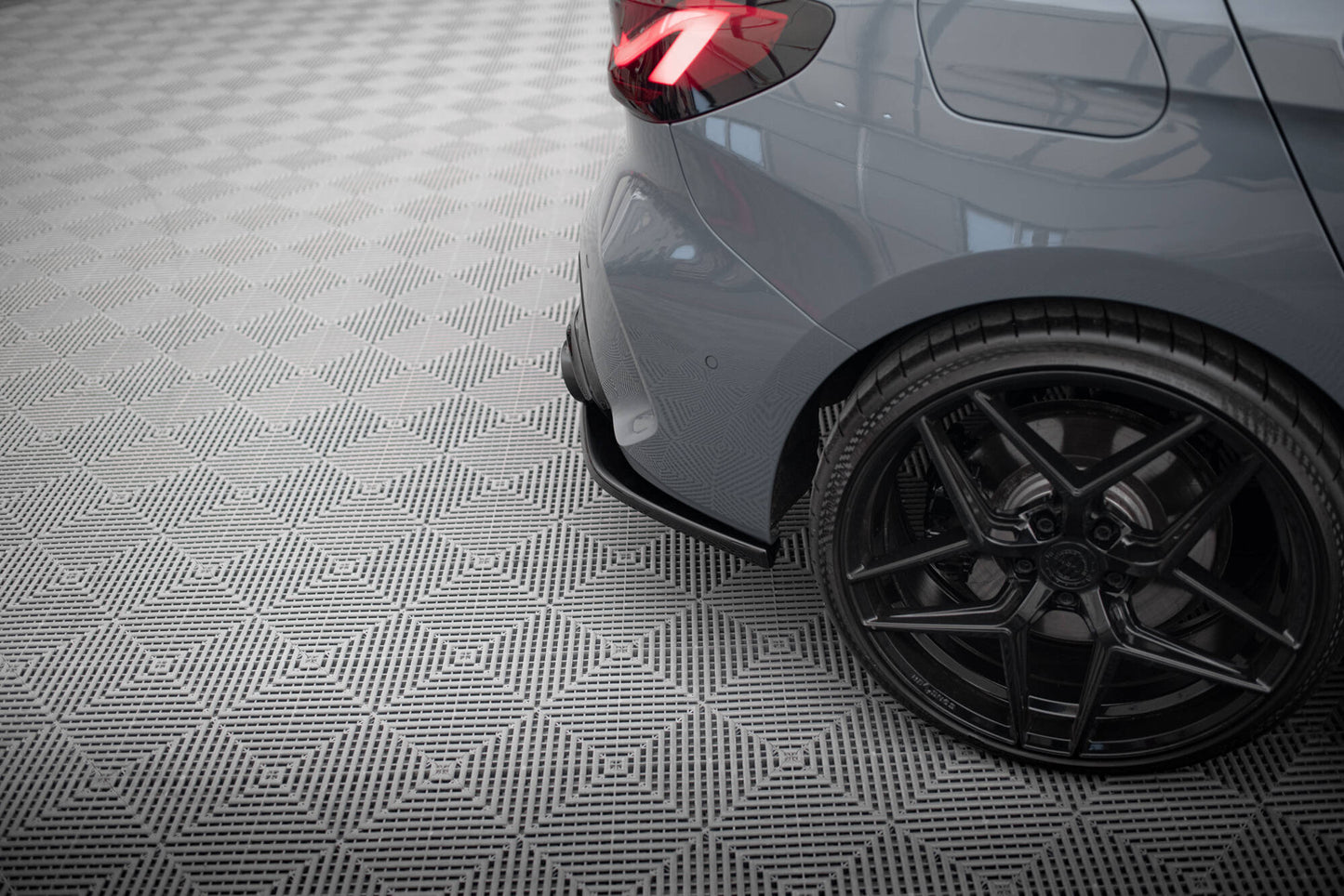 Heck Ansatz Flaps Diffusor V.3 für BMW 1er F40 M-Paket/ M135i schwarz Hochglanz