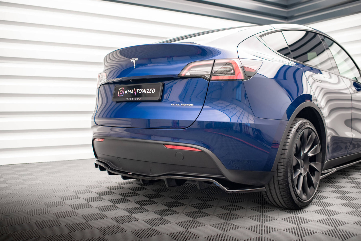Mittlerer Cup Diffusor DTM Look Heck Ansatz für Tesla Model Y schwarz Hochglanz