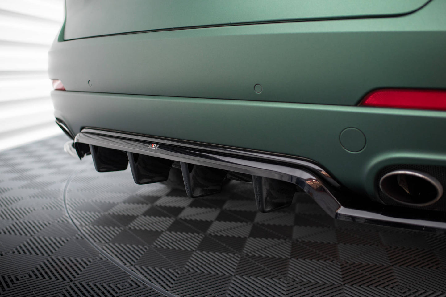 Mittlerer Cup Diffusor DTM Look Heck Ansatz für Maserati Levante Mk1 schwarz Hochglanz