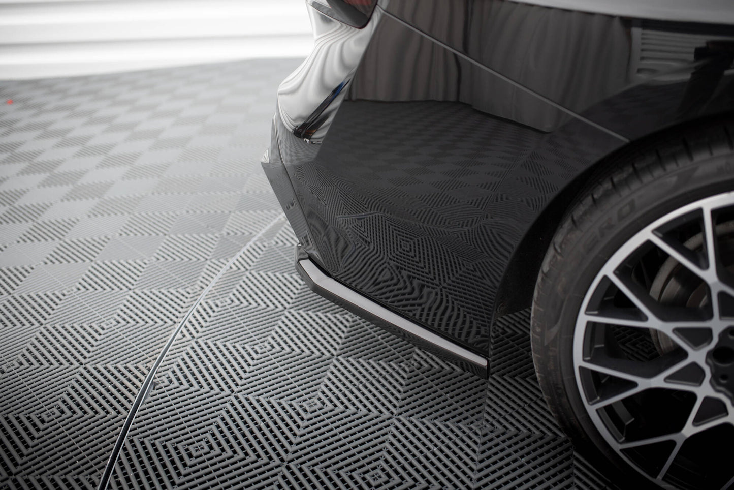 Heck Ansatz Flaps Diffusor V.3 für BMW 2 G42 schwarz Hochglanz