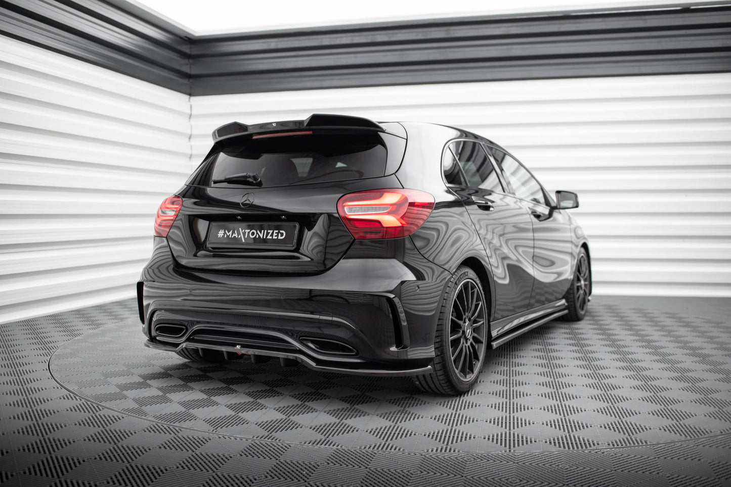 Mittlerer Cup Diffusor DTM Look Heck Ansatz für Mercedes-Benz A AMG-Line W176 Facelif schwarz Hochglanz