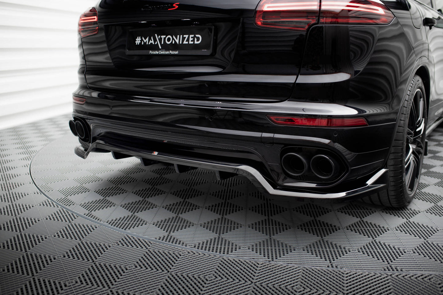 Mittlerer Cup Diffusor DTM Look Heck Ansatz für Porsche Cayenne Mk2 Facelift schwarz Hochglanz