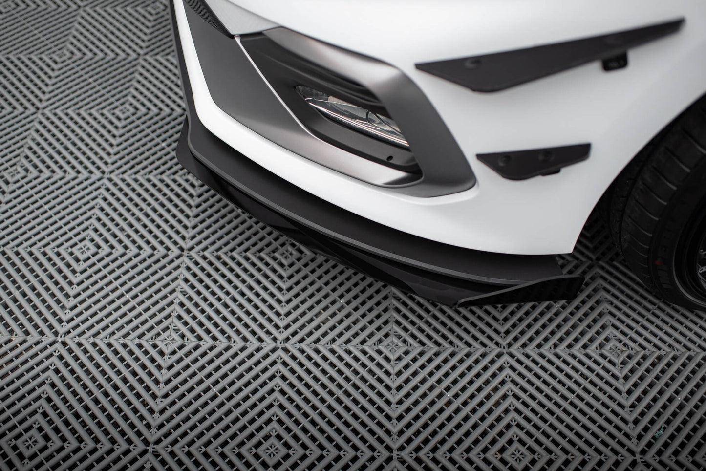 Street Pro Front Ansatz für für + Front Stoßstangen Racing Flaps passend für Ford Fiesta Mk8 ST / ST-Line schwarz Hochglanz
