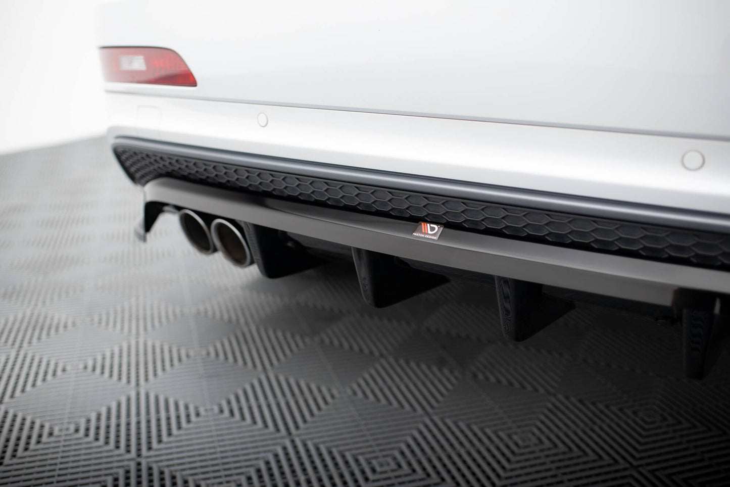 Mittlerer Cup Diffusor DTM Look Heck Ansatz für Audi Q3 S-line 8U schwarz Hochglanz