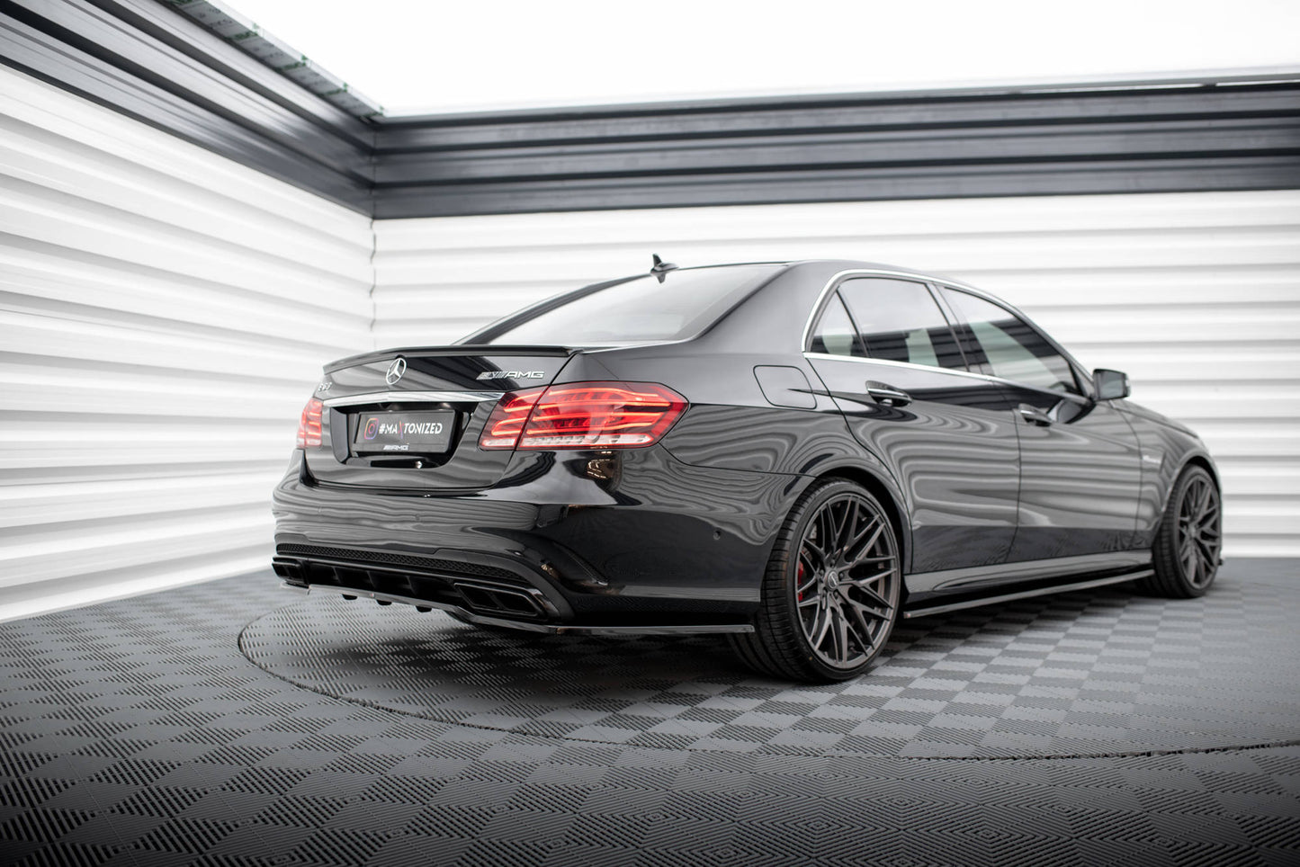 Mittlerer Diffusor Heck Ansatz DTM Look für Mercedes-Benz E63 AMG Limousine W212 Facelift Carbon Look