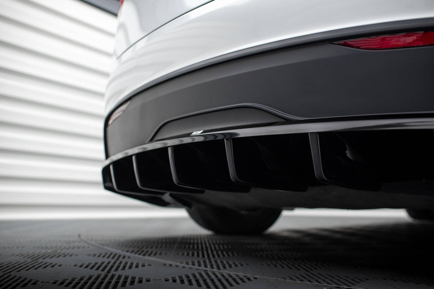 Mittlerer Cup Diffusor DTM Look Heck Ansatz für Tesla Model X Mk1 Facelift schwarz Hochglanz