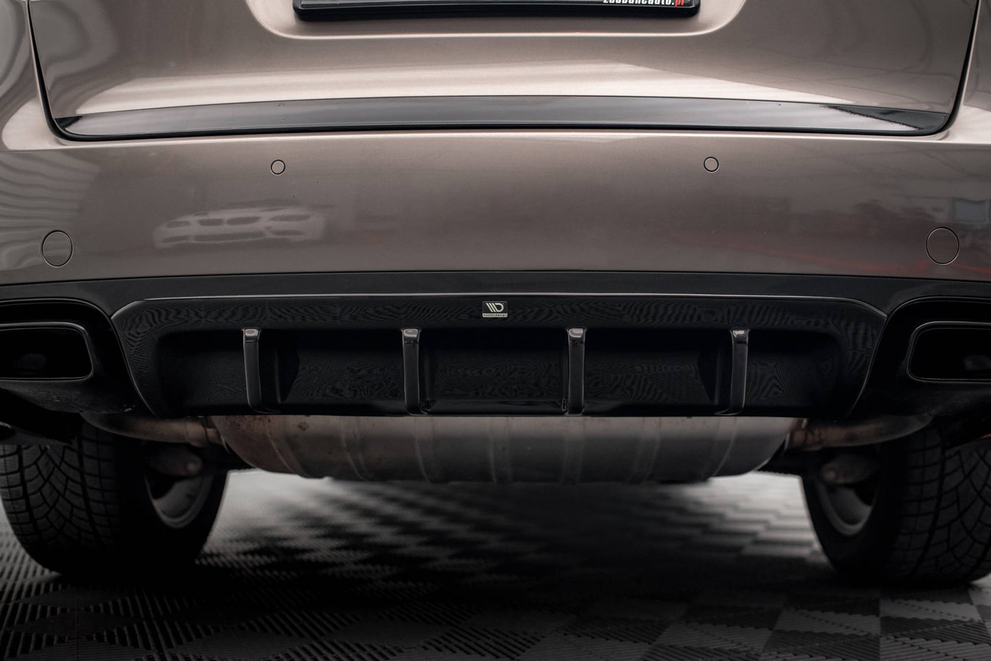 Diffusor Heck Ansatz für Porsche Cayenne Turbo / Standard Mk2 schwarz Hochglanz