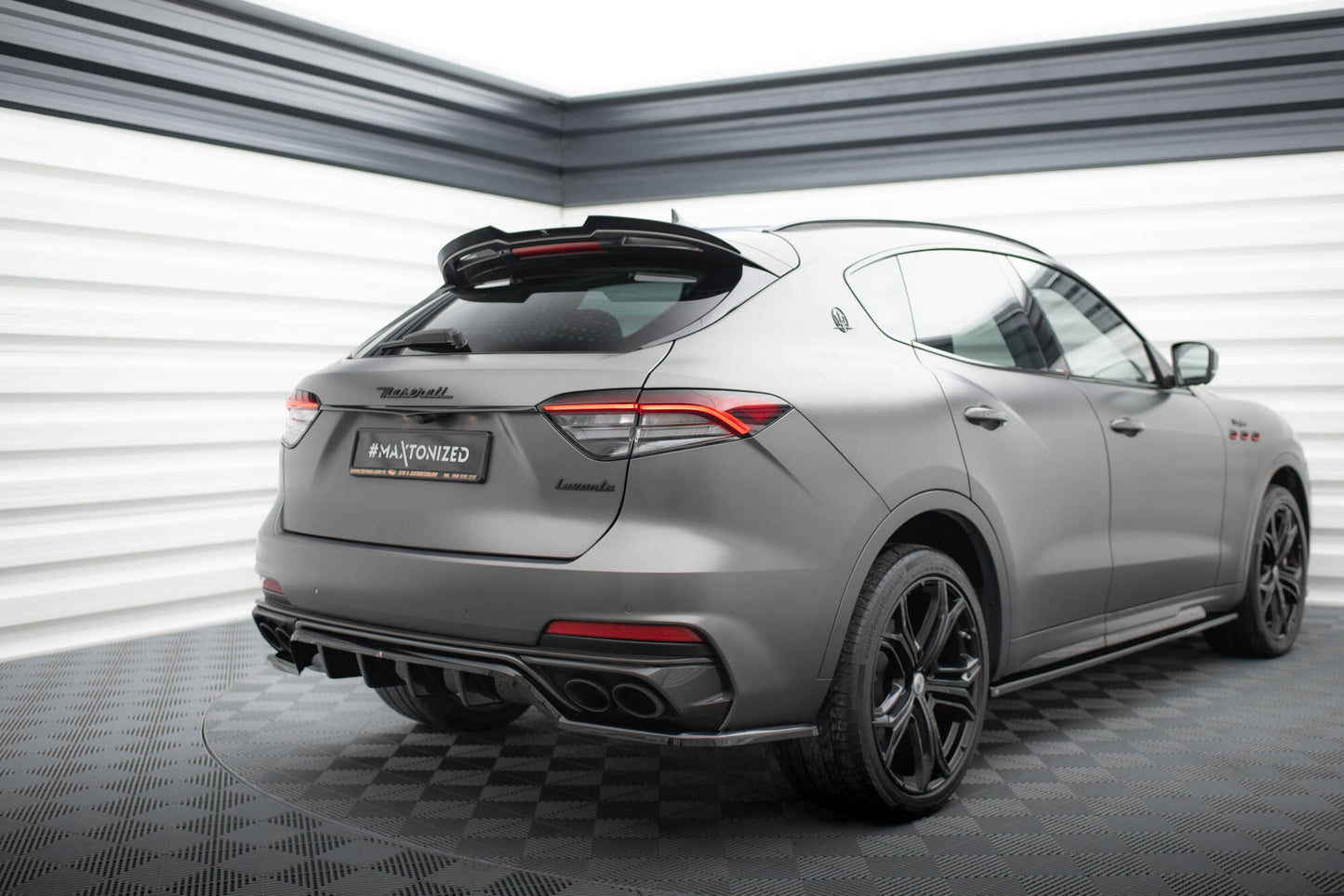 Mittlerer Cup Diffusor DTM Look Heck Ansatz für Maserati Levante Trofeo Mk1 schwarz Hochglanz