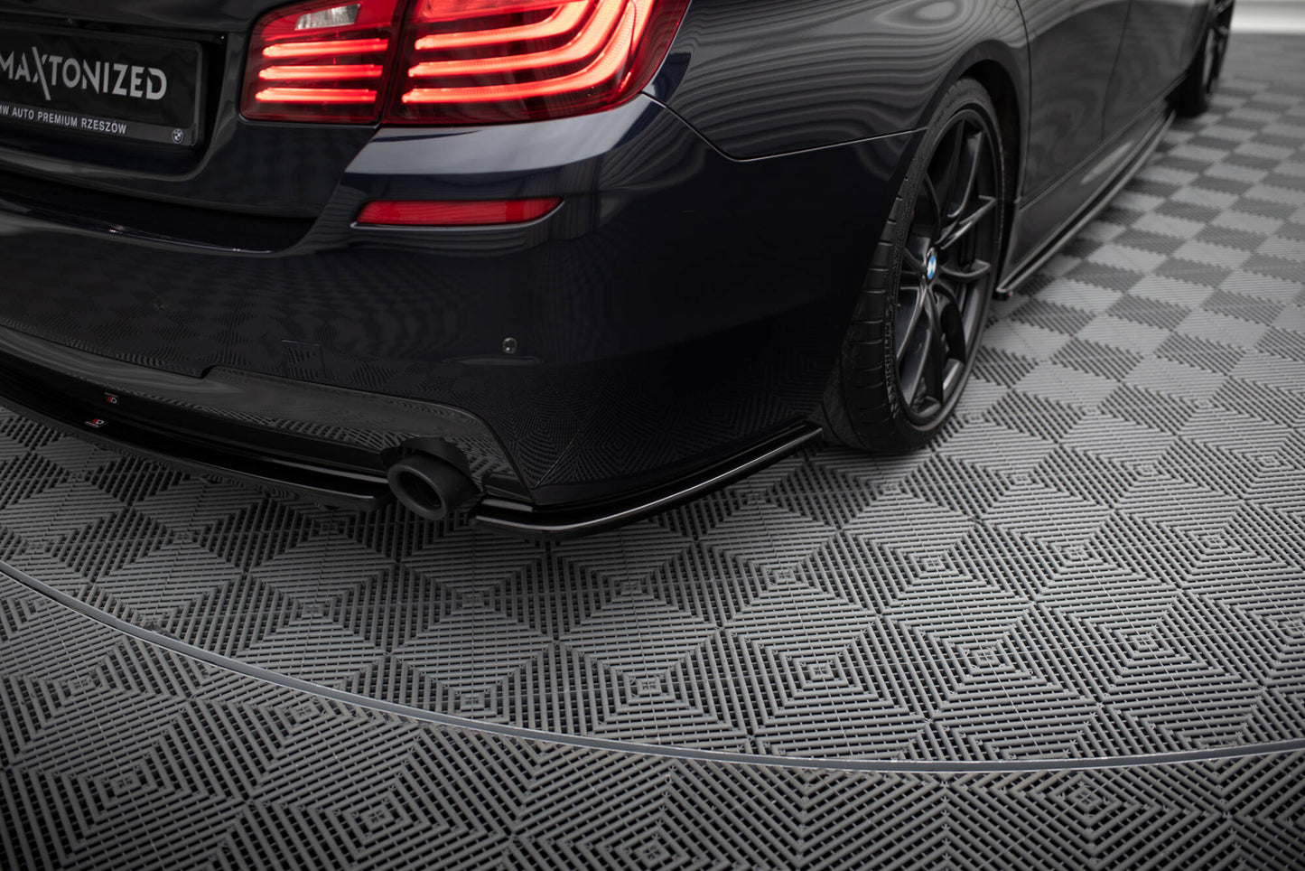 Heck Ansatz Flaps Diffusor für BMW 5er F11 M Paket (mit zwei Einzel Endstücken) schwarz Hochglanz