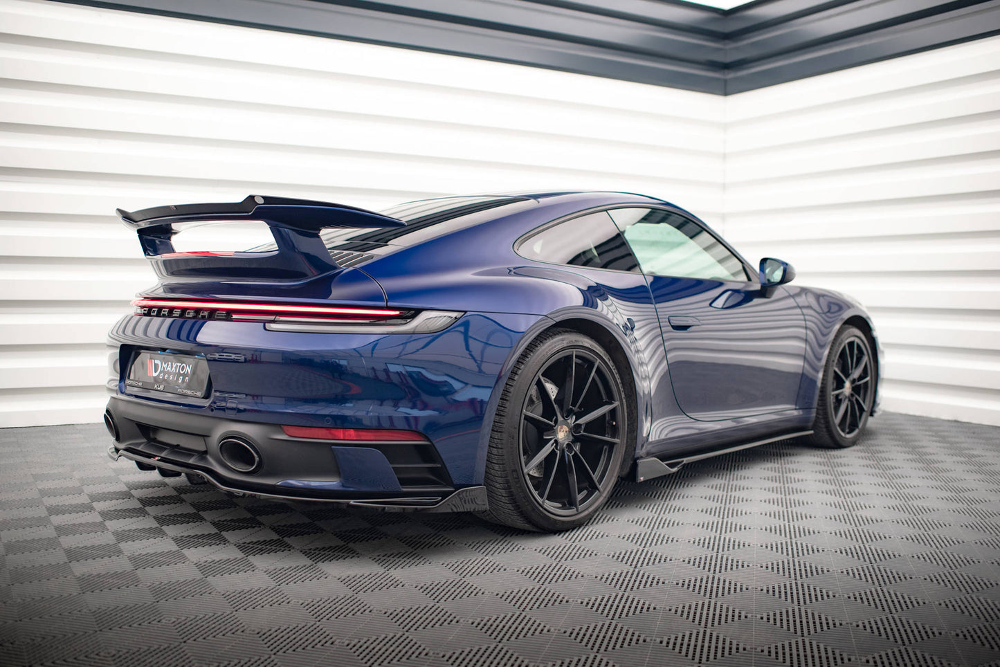 Mittlerer Cup Diffusor DTM Look Heck Ansatz V.2 für Porsche 911 Carrera Aero / Carrera GTS 992 schwarz Hochglanz