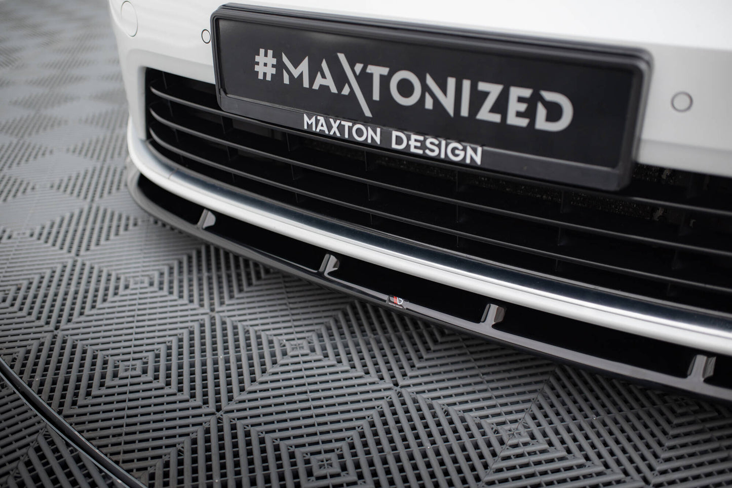 Front Ansatz V.6 für VW Golf R / R-Line Mk7 schwarz Hochglanz