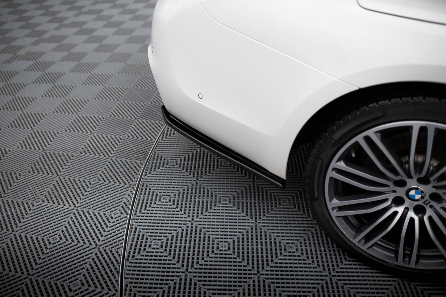 Heck Ansatz Flaps Diffusor für BMW 5er G30/ G31 M-Paket schwarz Hochglanz