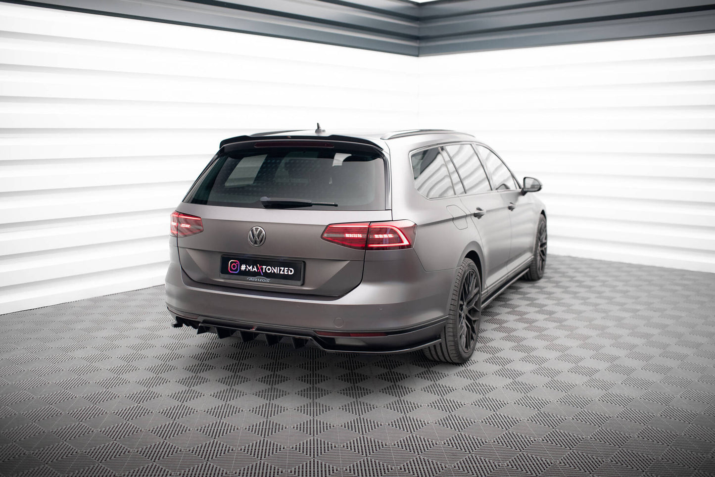Mittlerer Cup Diffusor DTM Look Heck Ansatz für VW Passat R-Line B8 schwarz Hochglanz