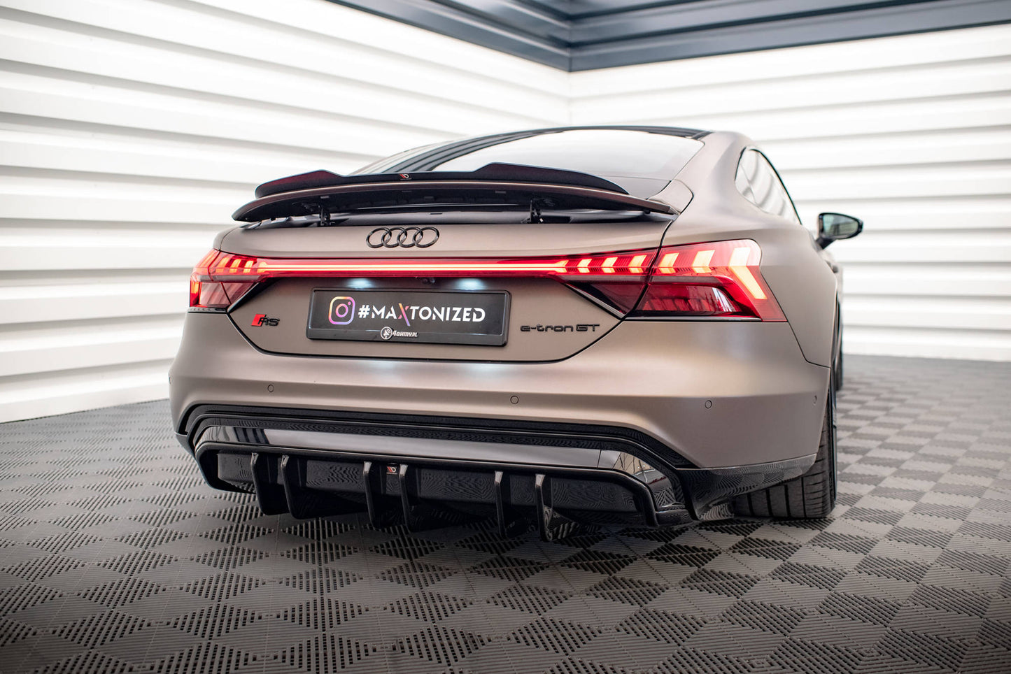 Diffusor Heck Ansatz für Audi e-Tron GT / RS GT Mk1 schwarz Hochglanz
