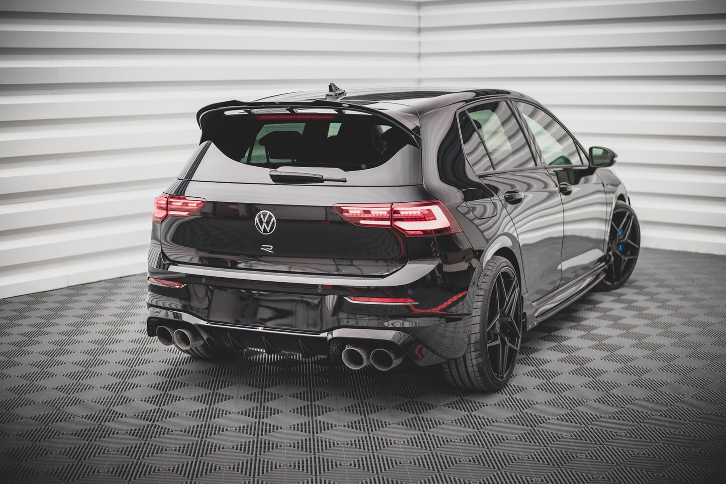 Diffusor Heck Ansatz V.1 für VW Golf R Mk8 Facelift schwarz Hochglanz