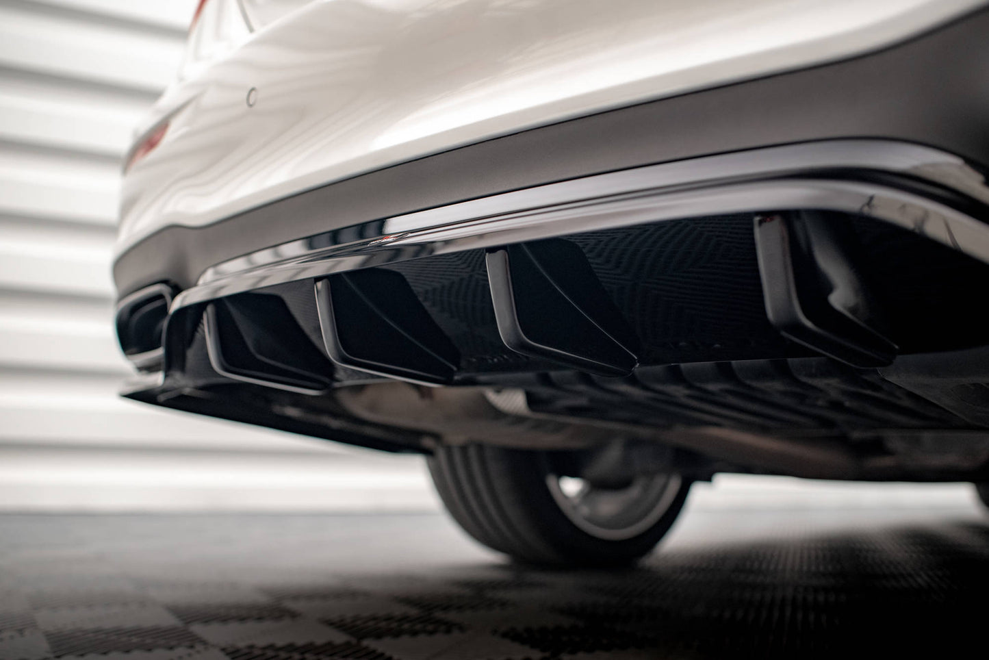 Mittlerer Cup Diffusor DTM Look Heck Ansatz für Mercedes-Benz E AMG-Line Limousine W213 Facelift schwarz Hochglanz