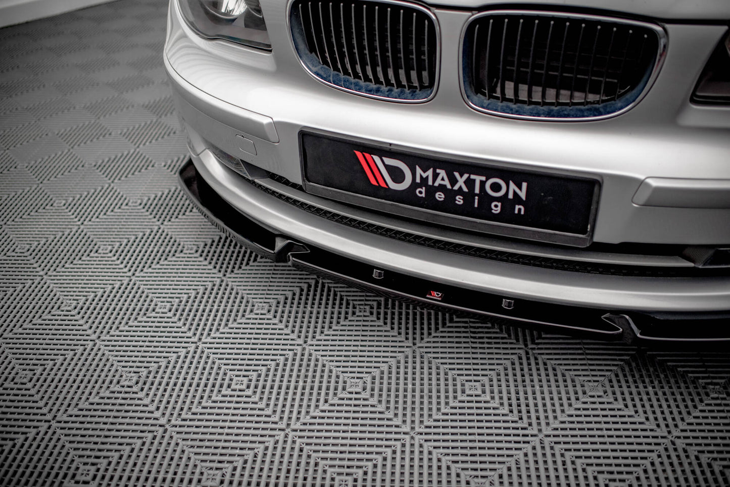 Front Ansatz V.3 für BMW 1er E81 Facelift schwarz Hochglanz
