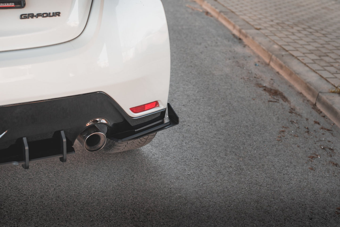 Street Pro Heck Ansatz Flaps Diffusor +Flaps für Toyota GR Yaris Mk4 schwarz Hochglanz