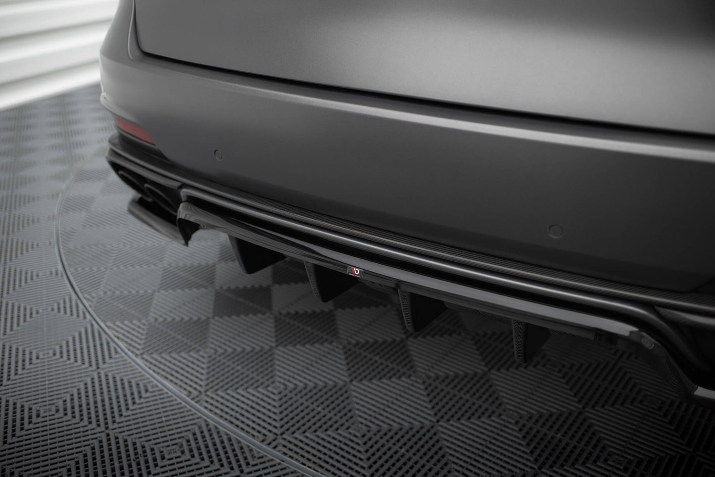 Mittlerer Cup Diffusor DTM Look Heck Ansatz für Maserati Levante Trofeo Mk1 schwarz Hochglanz