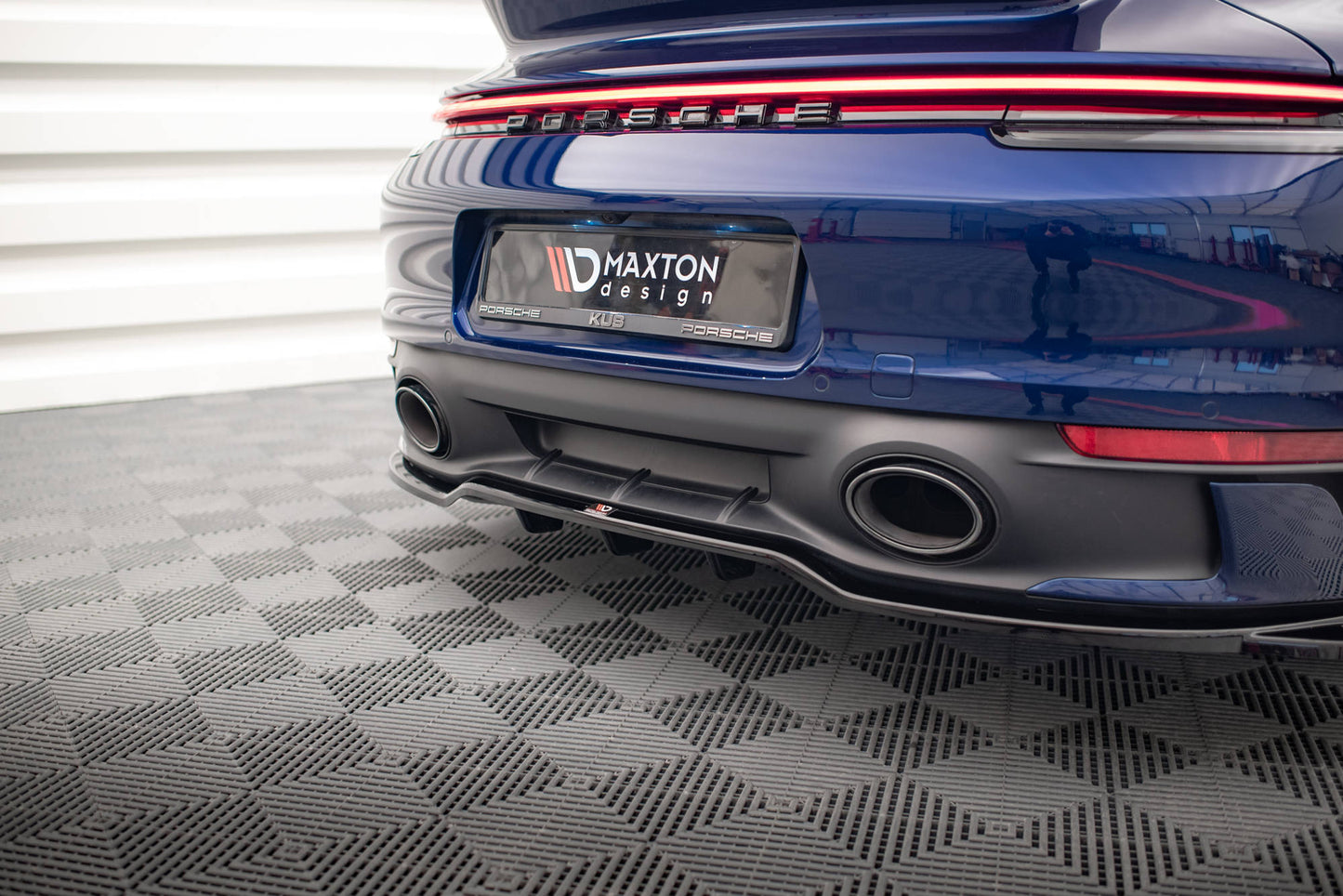 Mittlerer Cup Diffusor DTM Look Heck Ansatz V.2 für Porsche 911 Carrera Aero / Carrera GTS 992 schwarz Hochglanz