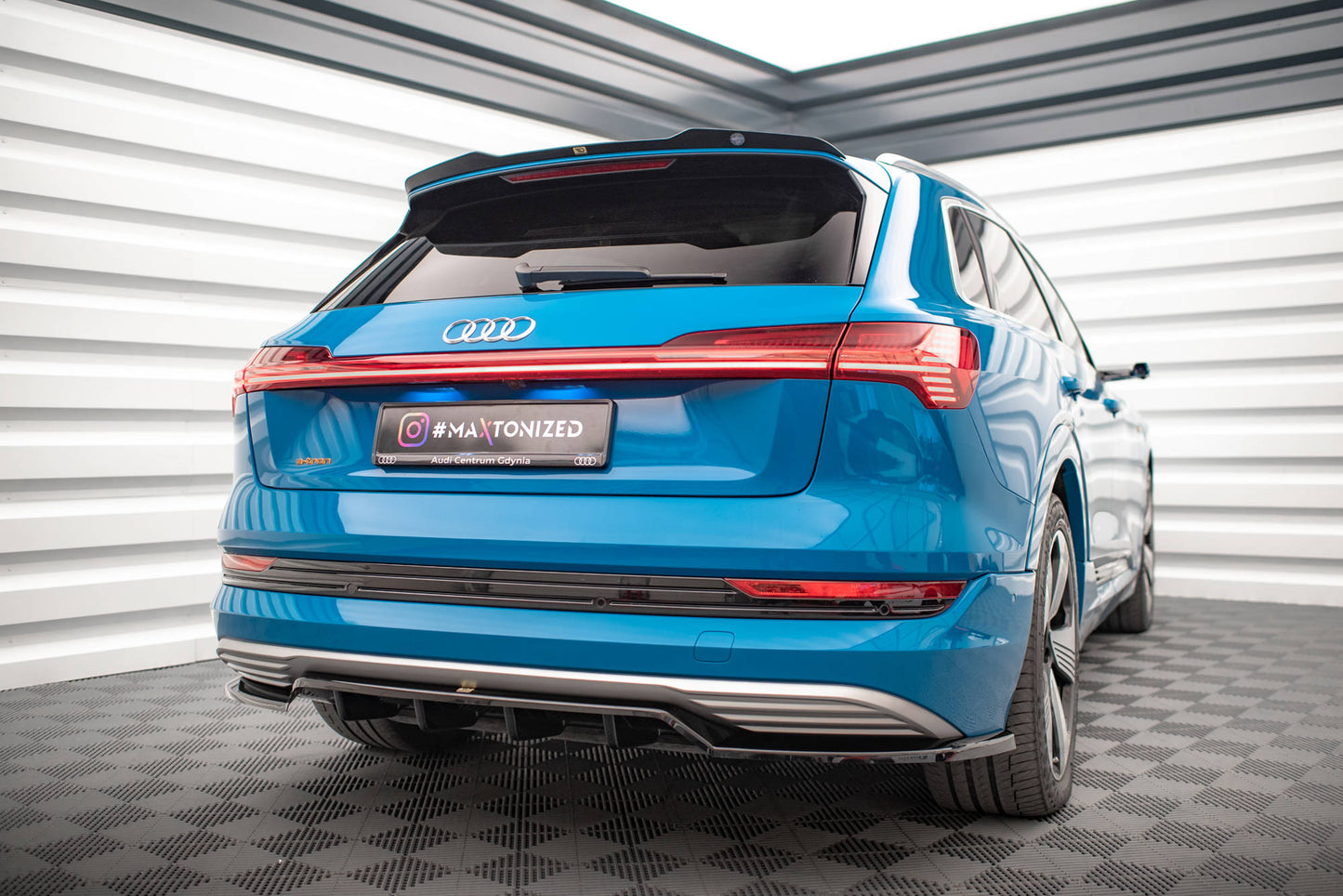 Mittlerer Cup Diffusor DTM Look Heck Ansatz für Audi e-tron schwarz Hochglanz