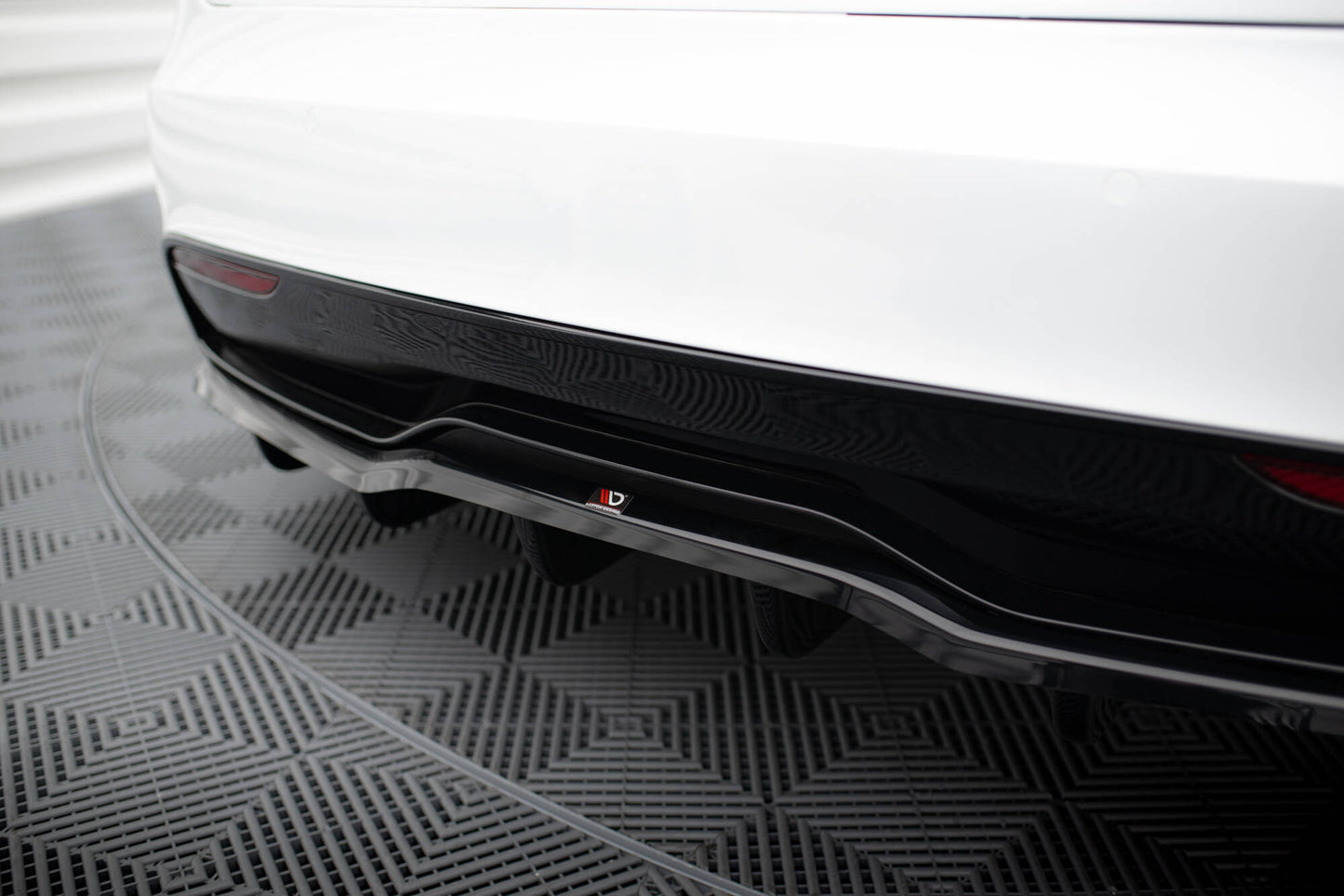 Mittlerer Cup Diffusor DTM Look Heck Ansatz V.2 für Tesla Model S Plaid Mk1 Facelift schwarz Hochglanz