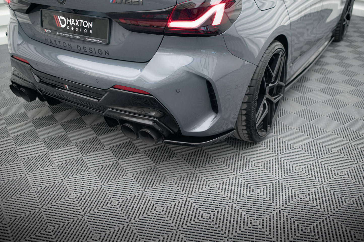 Heck Ansatz Flaps Diffusor V.3 für BMW 1er F40 M-Paket/ M135i schwarz Hochglanz